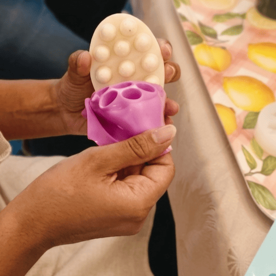 Savon de massage moulé à la main en atelier à Paris