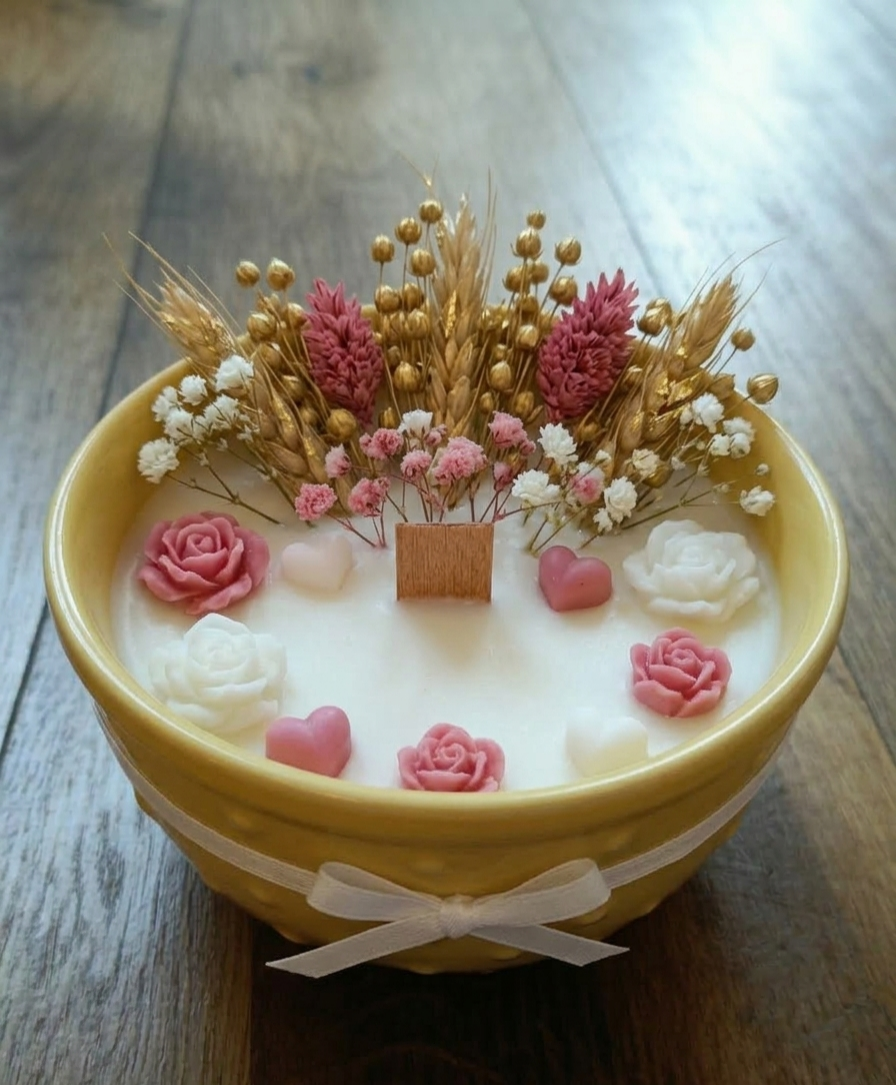Bougie parfumée décorée de fleurs séchées réalisée en atelier
