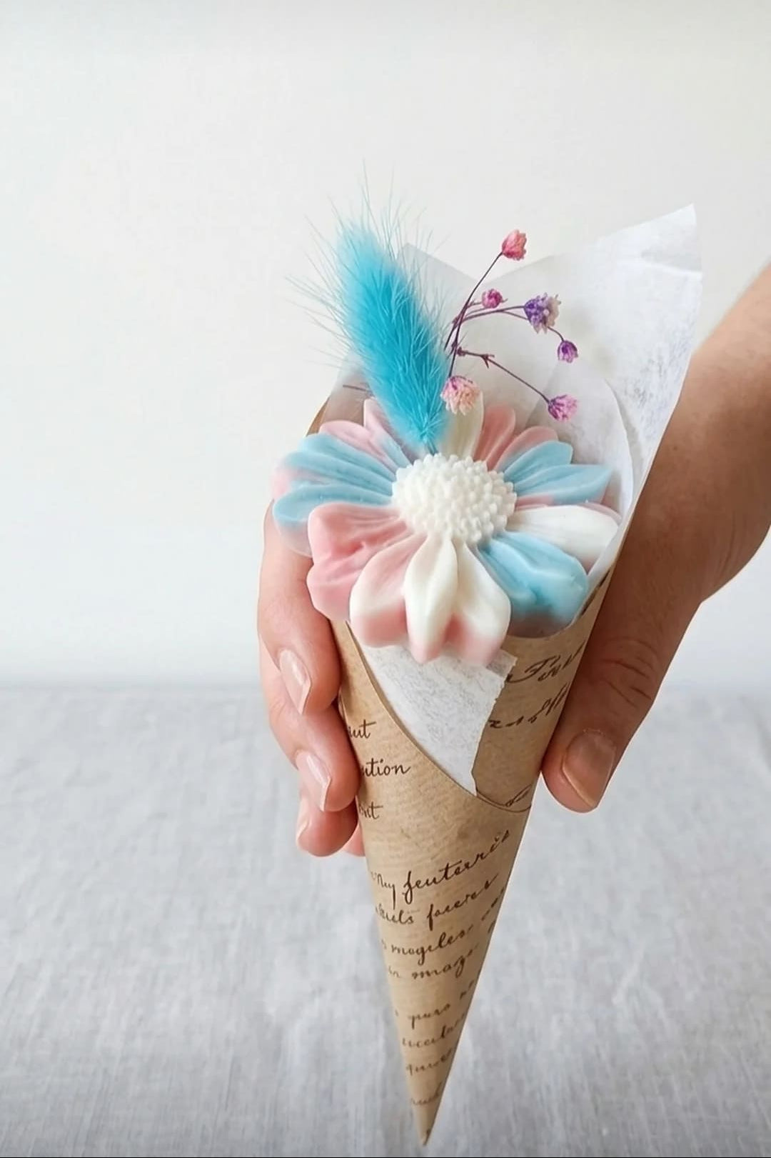 Bouquet de fleurs en cire présenté en cornet kraft, atelier Paris 20e