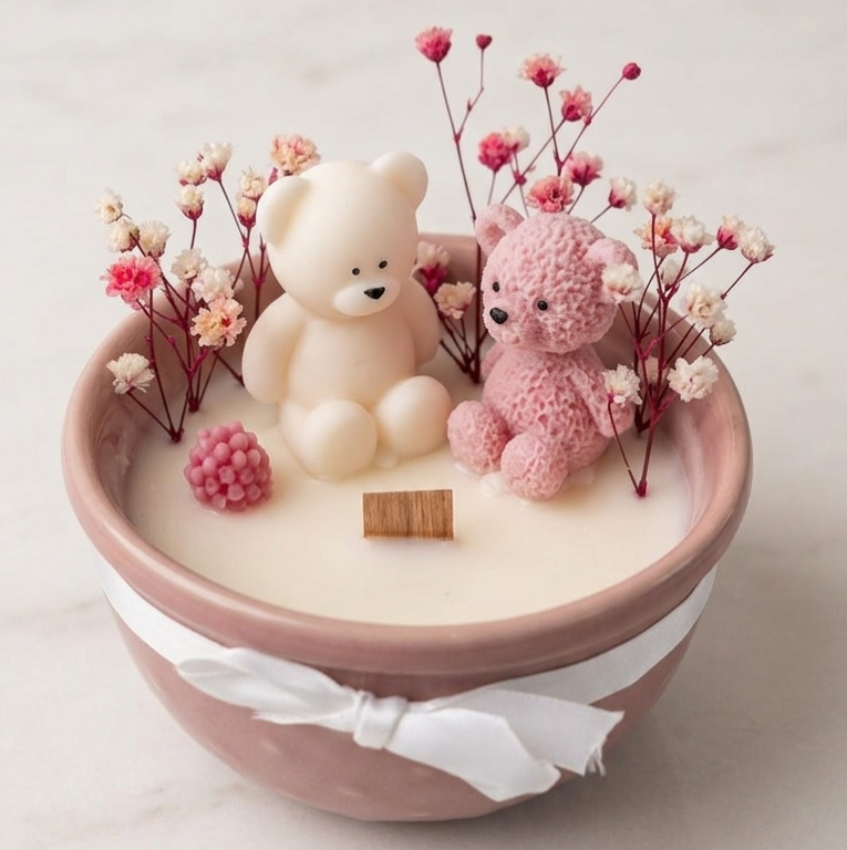 Bougie oursons en cire végétale dans un pot rose avec fleurs séchées, création d'atelier