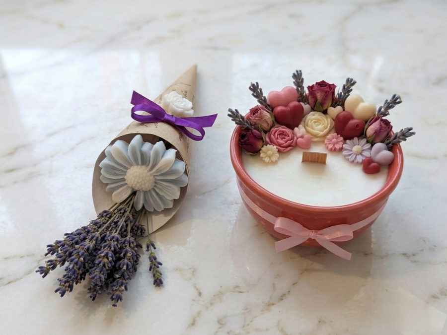 Bouquet de lavande en cire et bougie fleurie dans un pot terracotta