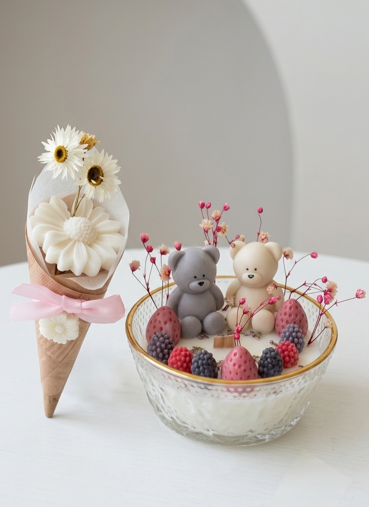 Cornet de fleurs en cire et bougie oursons aux fruits rouges dans une coupelle en verre