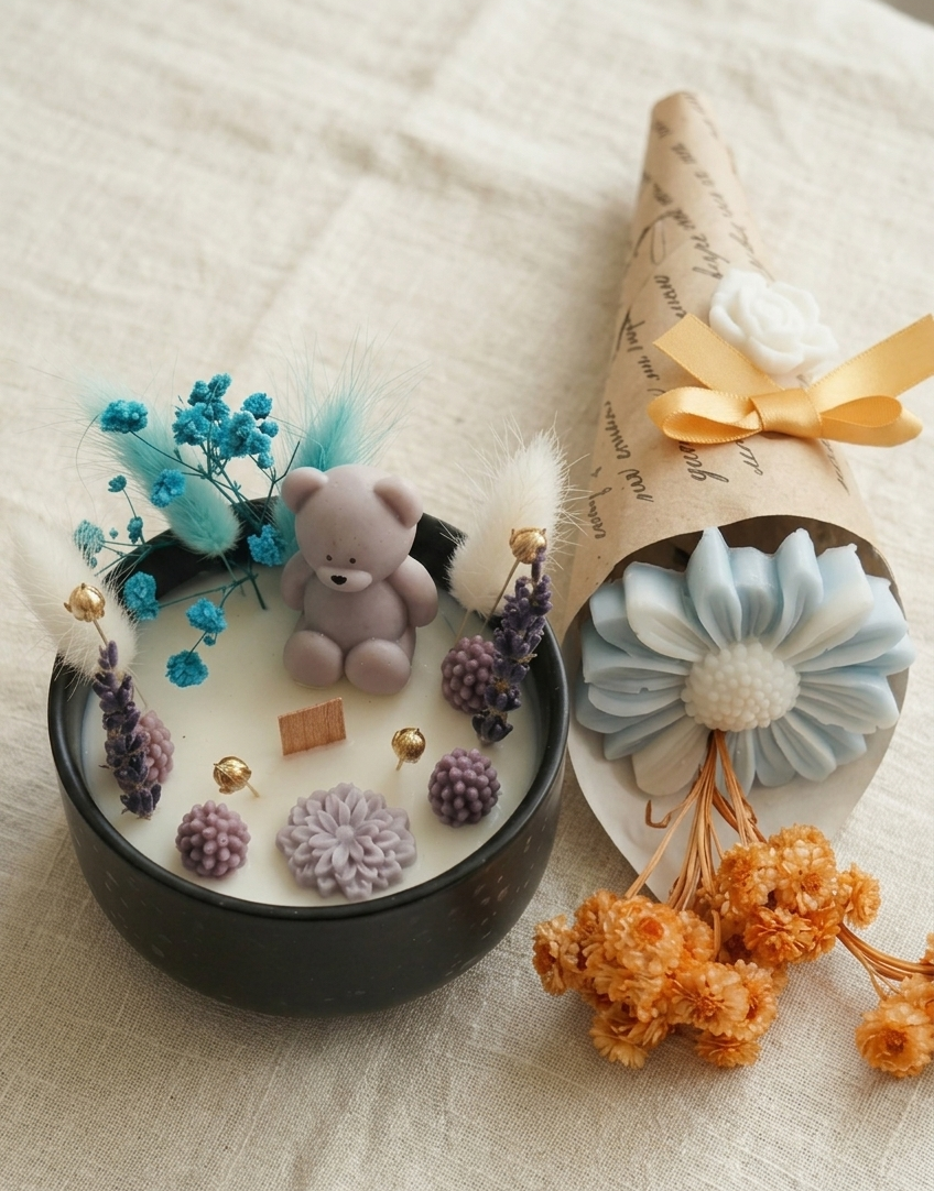 Bougie noire à l'ourson violet et cornet de fleurs en cire, créations d'atelier